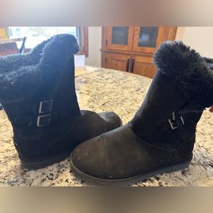 Women’s Size 8 Makalu black boots.